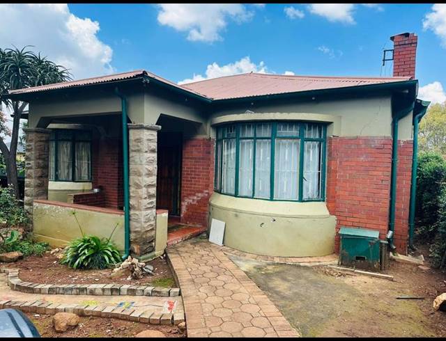 6 BEDROOM HOUSE FOR SALE IN BEZUIDENHOUT VALLEY